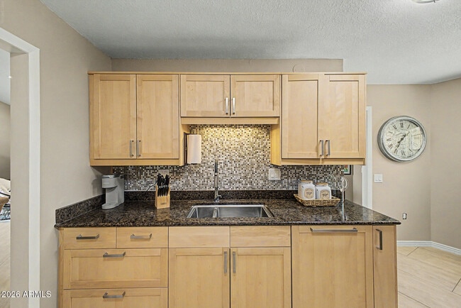 Building Photo - 10454 W Palmeras Dr