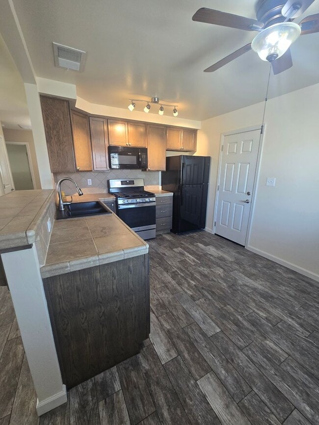 Building Photo - 2 Br 1 Ba available Now