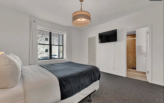 Building Photo - 2 bedroom in Chicago IL 60618