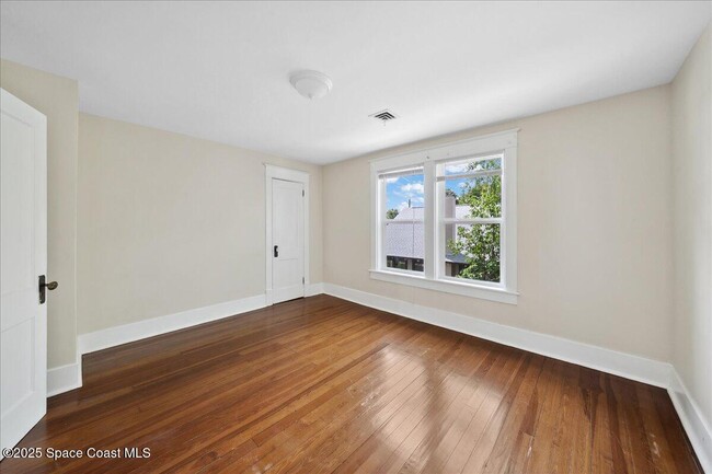Building Photo - 1326 Riverside Dr