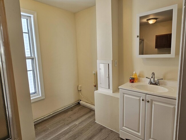 Building Photo - 40 Putnam St