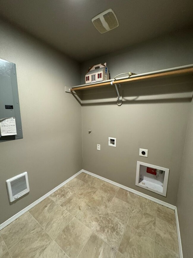 Building Photo - Beautiful 2 bedroom/1 bath home in Cottage Grove