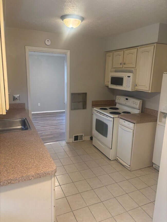 Building Photo - Move-In Ready 3BR Home w/ Fireplace, Garage & Basement – Cleveland