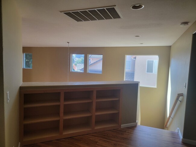 Building Photo - Gorgeous 4 bedroom 2.5 bath with large bon...