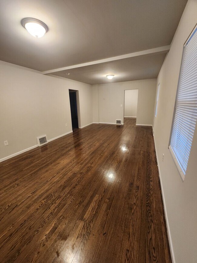 Building Photo - Large 2 Bedroom Home With Garage Section 8 not accepted