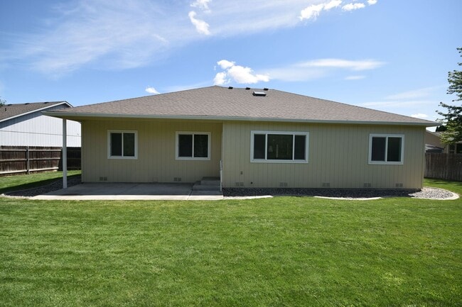 Building Photo - Cozy Pet-Friendly Rental in a Quiet Kennew...