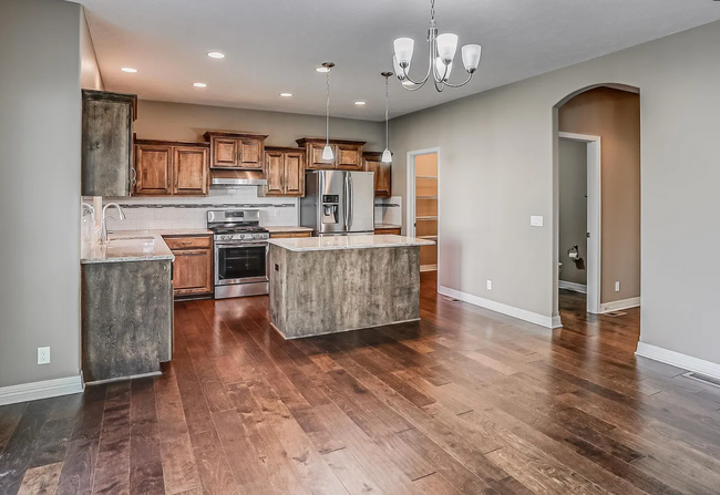 Building Photo - 5 Bedroom in Falcon Ridge!!