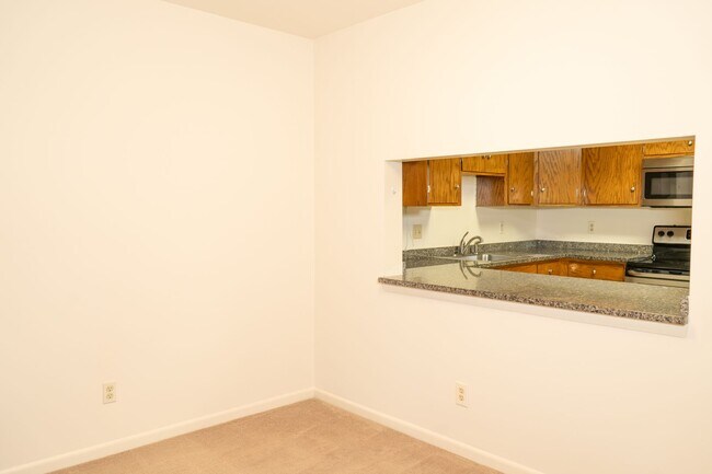 Building Photo - 2 Bedroom Townhouse Available in July