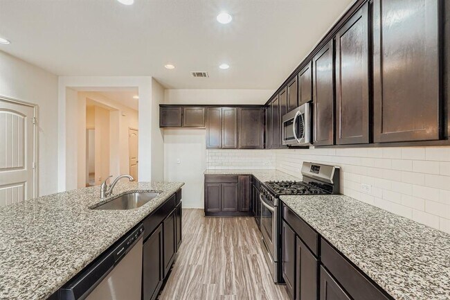 Building Photo - 16605 Aventura Ave