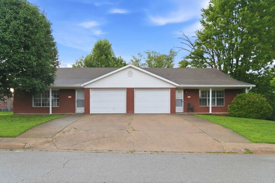 Building Photo - 1405 Camellia Dr