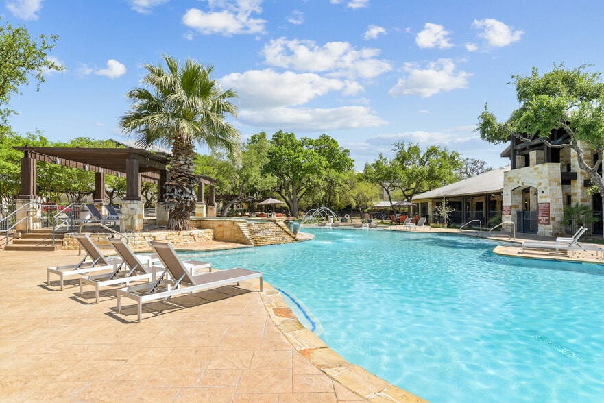 Building Photo - Platinum Shavano Oaks