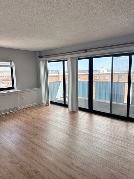 Building Photo - 300 Lynn Shore Dr