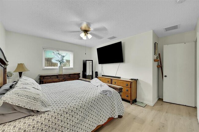 Building Photo - 4540 SW 26th Terrace