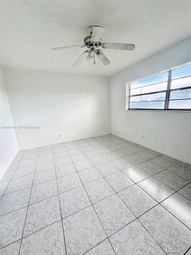 Building Photo - 5011 W Oakland Park Blvd
