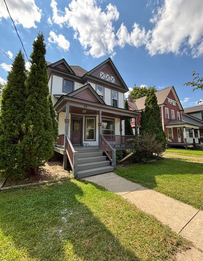Building Photo - 611 Minor Ave