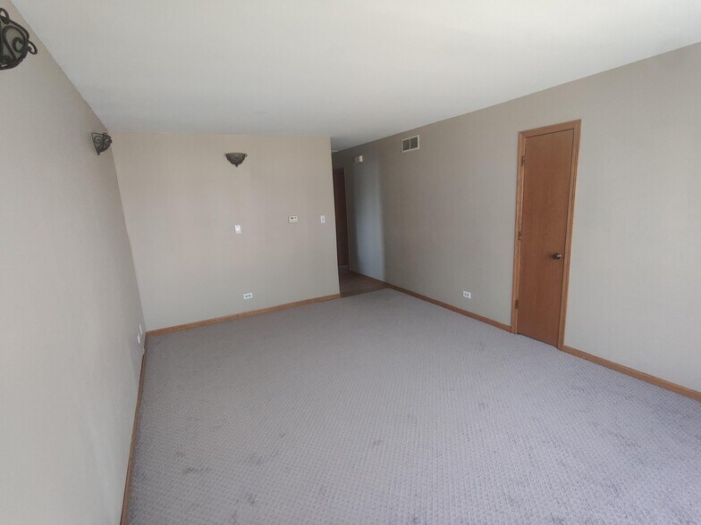 Building Photo - 7754 Oak Grove Ave