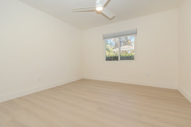 Building Photo - Completely Refreshed Spacious 3 Bed/2 Bath...