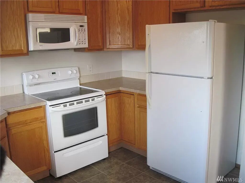 Kitchen - 420 N Mattson Dr