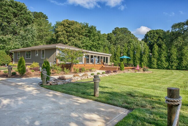 Building Photo - 643 Isle of Pines Rd