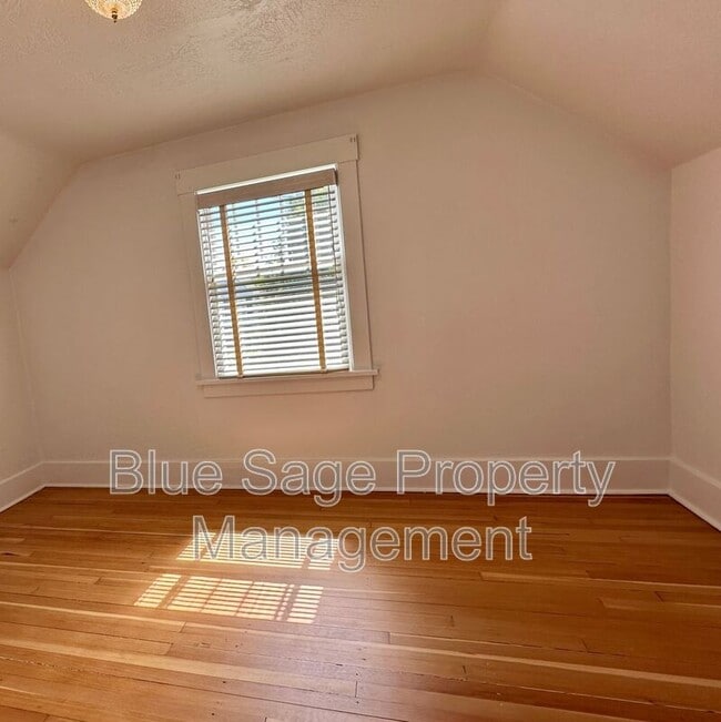 Building Photo - 302 N Albert St