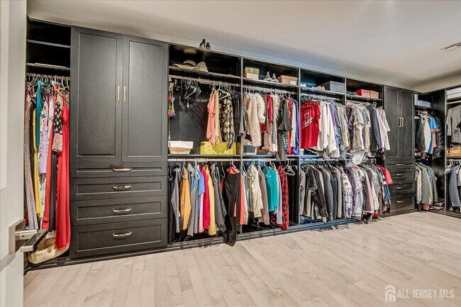 Building Photo - 3979 Park Ave