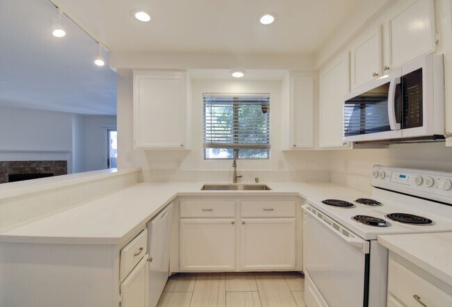 Building Photo - 6867 Tamarus St