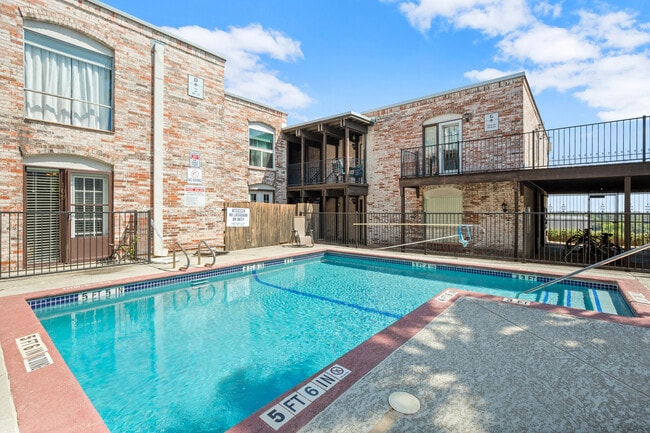 Building Photo - 6501 E Hill Dr