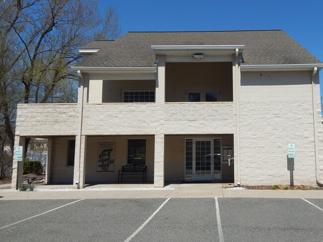 Building Photo - 307 Willow Springs