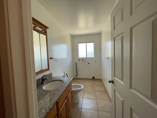 Building Photo - 3 Bedroom unit available in Hayward!