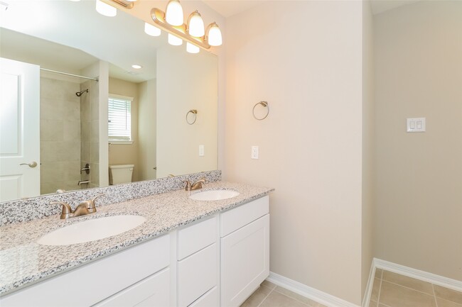 Building Photo - 9845 Crescent Cove Dr