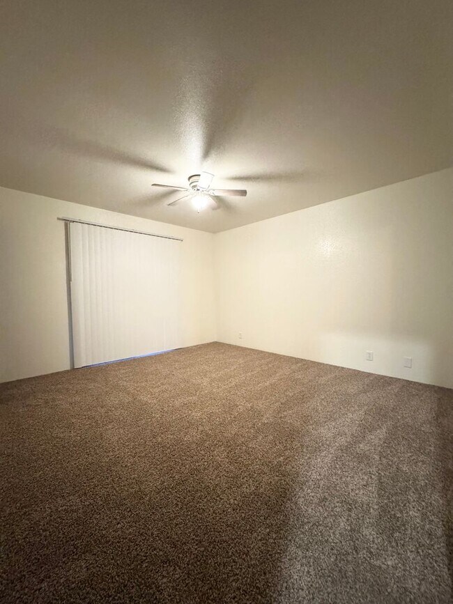 Building Photo - Move-In Special! $250/OFF 1st Month Rent