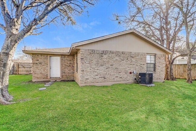 Building Photo - 104 Melody Cir