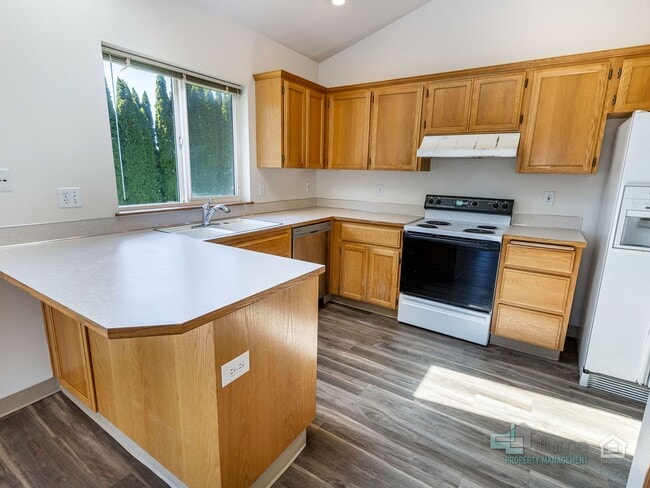 Building Photo - Stunning 3 bedroom 2.5 bathroom Home