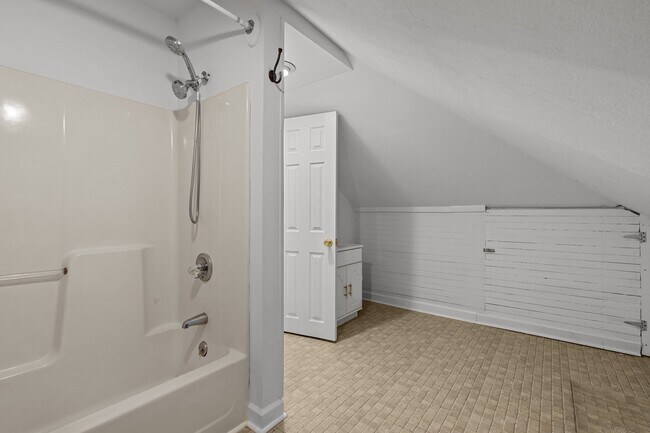 Building Photo - 802 N Poplar St