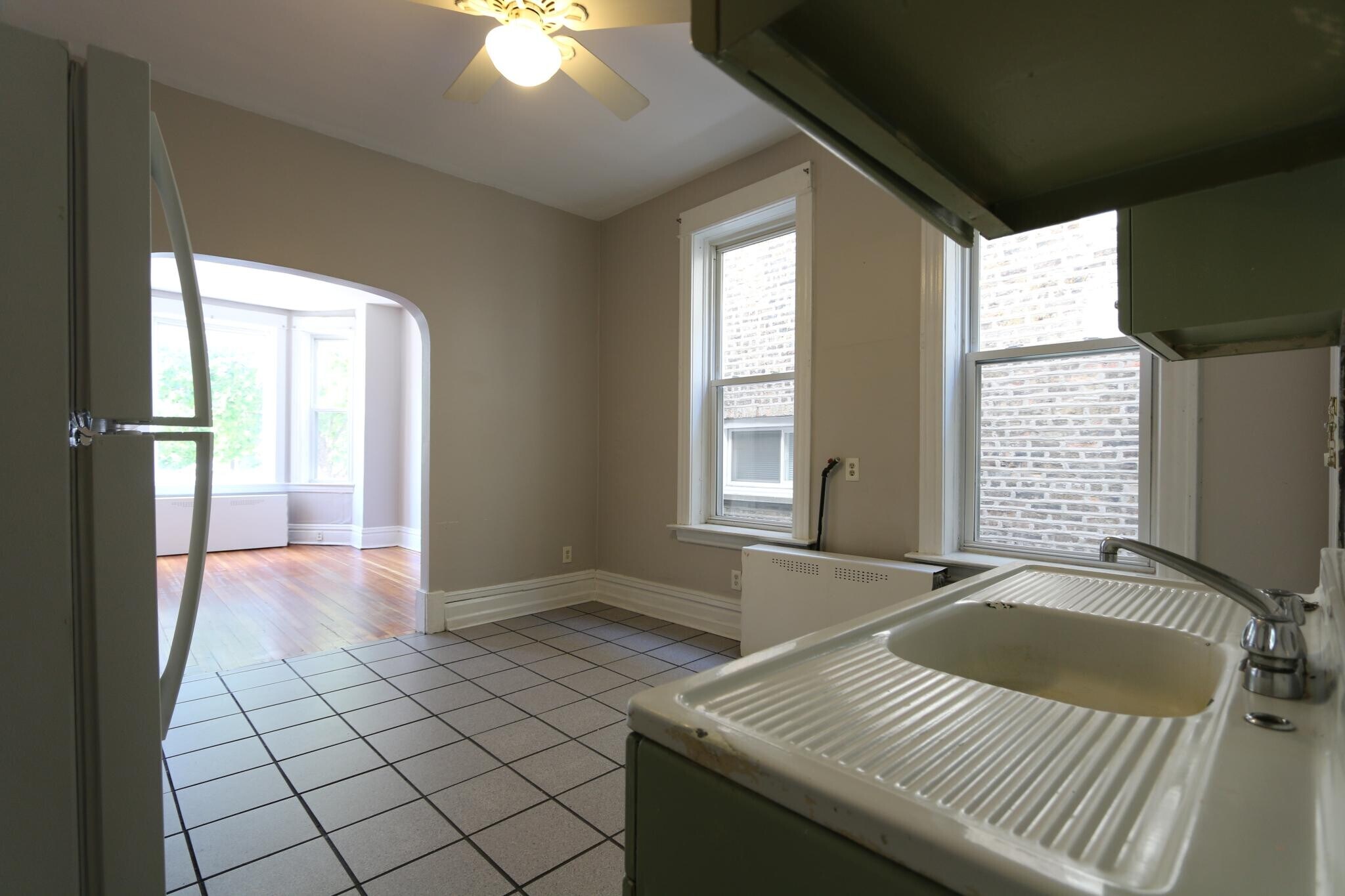 Building Photo - 2440 S Oakley Ave