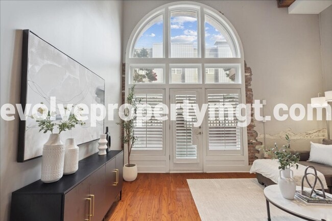 Building Photo - Downtown Living at Its Finest – Spacious 2...