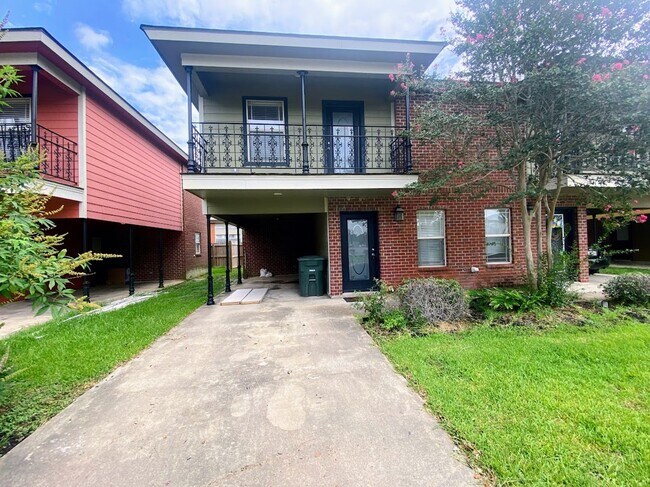 Building Photo - 2-Bed, 2.5-Bath Townhouse Near McNeese State University