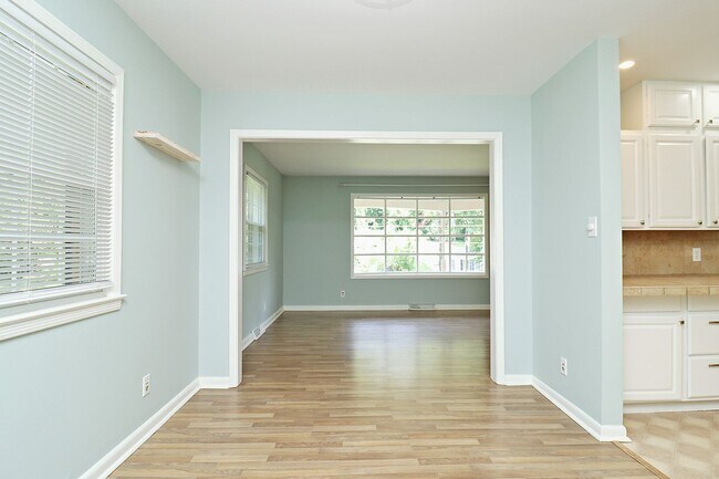 Building Photo - Convenient to Rt 29 & The Shops at Stonefield