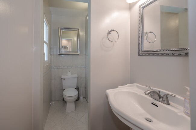 Building Photo - 832 Coolidge Dr