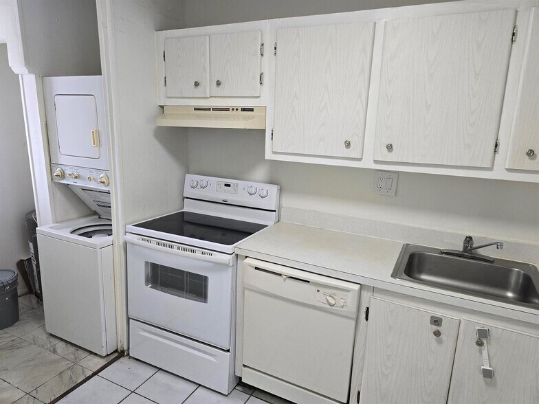 Building Photo - 8060 Colony Cir N