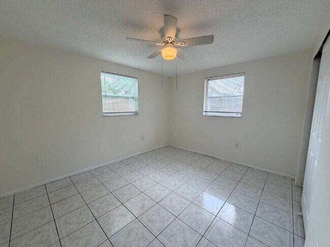 Building Photo - "2-Bed, 2-Bath in Port Richey – 1,310 Sq Ft!"