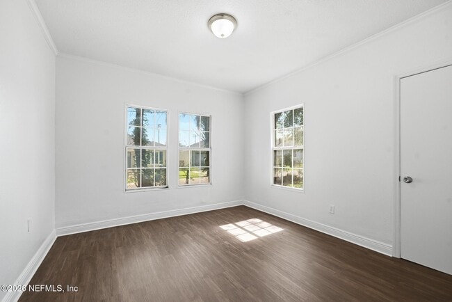 Building Photo - 557 E 60th St