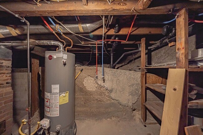 Building Photo - 3 bed 1 bath home recently renovated.