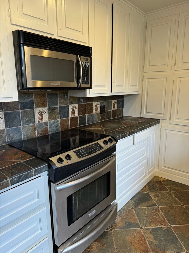 Building Photo - 636-638 Town Oaks