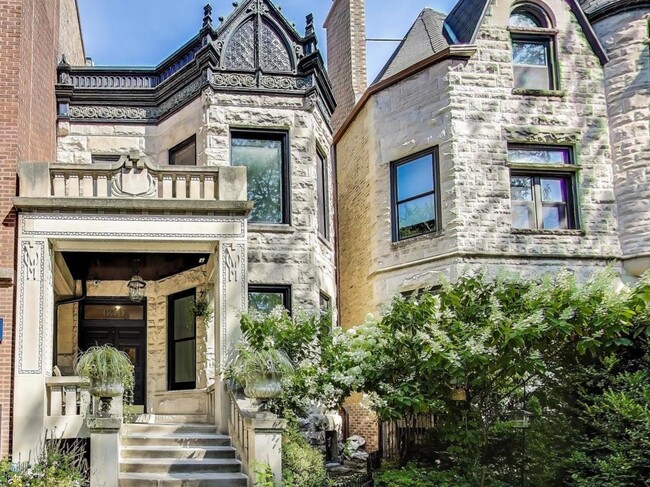 Building Photo - 650 W Wrightwood Ave
