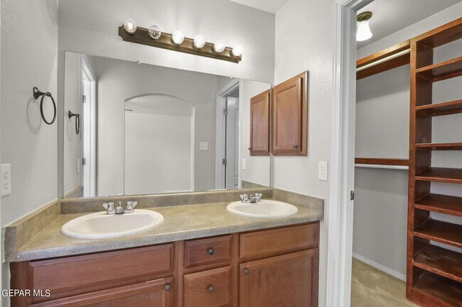 Building Photo - 2300 Glitter St