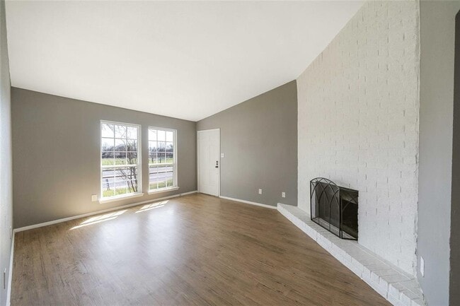 Building Photo - 4900 E Stassney Ln