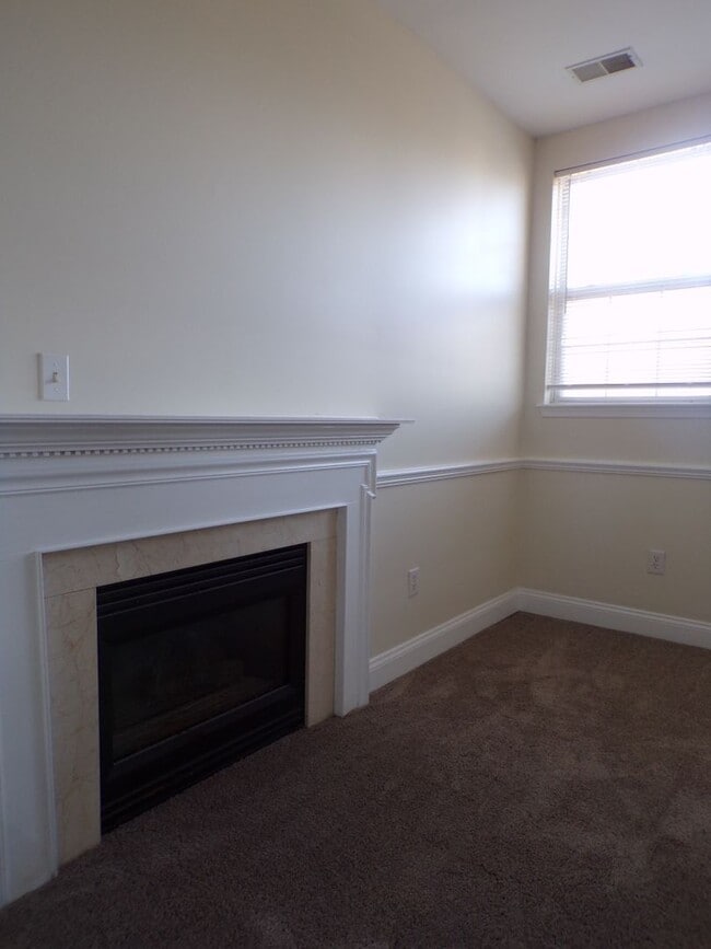 Building Photo - Odenton, 3 level twhs, end unit, Master su...