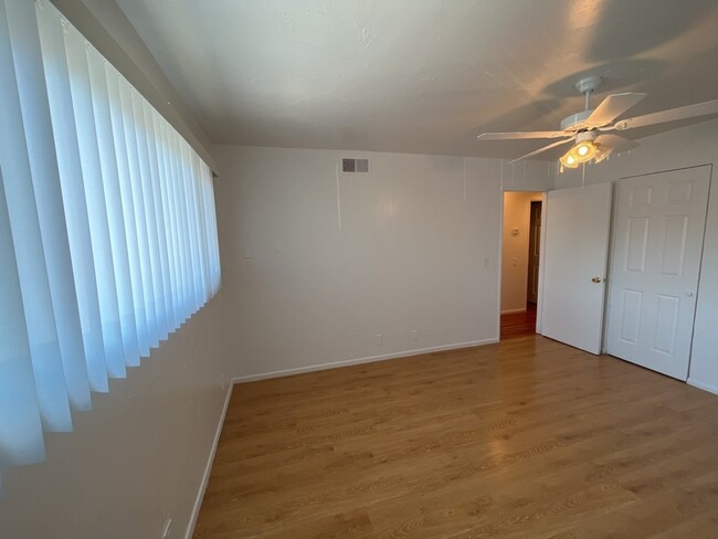 Building Photo - Centrally located lovely 2 bedroom 1 bathr...