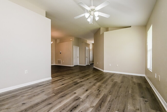Building Photo - 1195 Lake Pl Ct